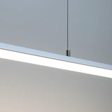 Luminaria de suspensión lineal que ofrece una iluminación general a través del difusor de policarbonato opal que crea un ambiente perfecto para cualquier estancia.