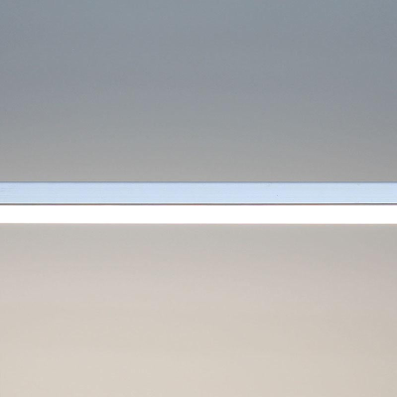 Luminaria de suspensión lineal que ofrece una iluminación general a través del difusor de policarbonato opal que crea un ambiente perfecto para cualquier estancia.