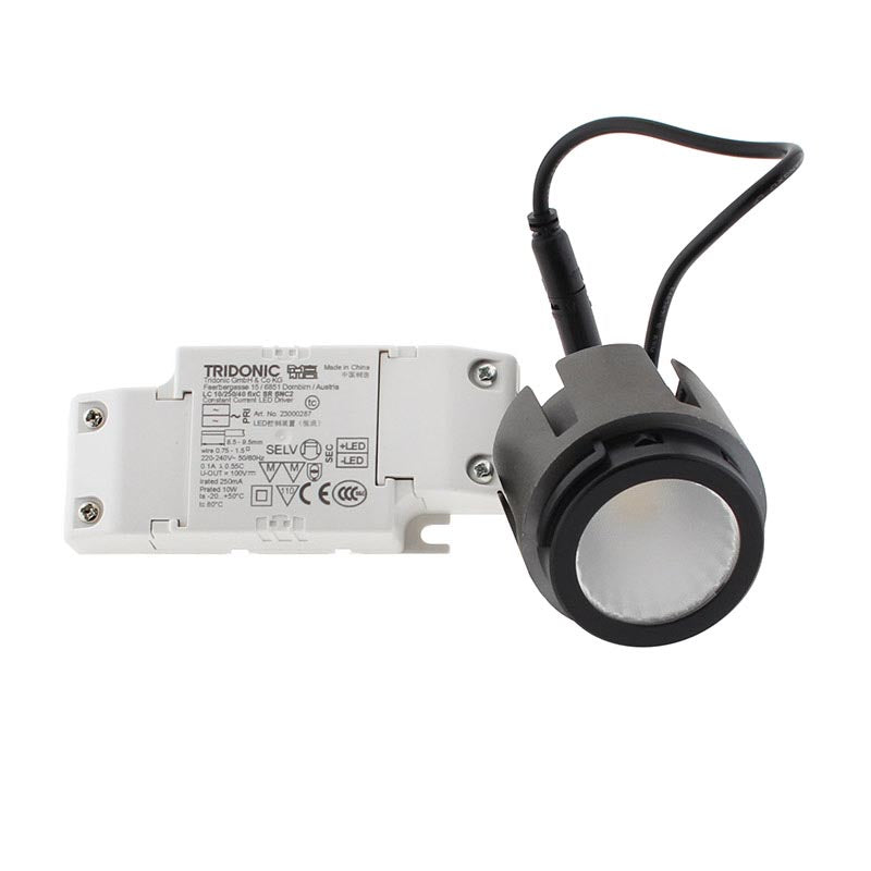 Foco Spot LED de calidad profesional con chip LED de alta potencia lumínica BRIDGELUX E8, driver led TRIDONIC y disipador de aluminio de diseño patentando que alarga la vida útil y garantiza un flujo luminosos estable a lo largo del tiempo. Con un CRI >90 que asegura una perfecta reproducción cromática. Especialmente indicado para los Housing HOTEL Spot.