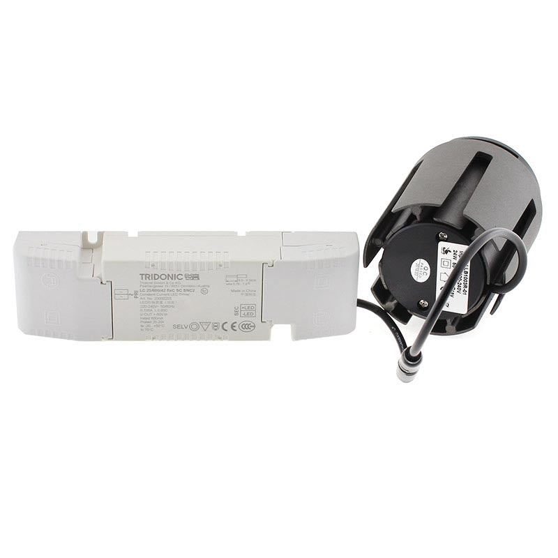 Spot LED de calidad profesional con chip led de alta potencia lumínica BRIDGELUX V10b, driver led TRIDONIC y disipador de aluminio de diseño patentando que alarga la vida útil y garantiza un flujo luminosos estable a lo largo del tiempo. Con un CRI >90 que asegura una perfecta reproducción cromática. Especialmente indicado para los Housing HOTEL Spot.