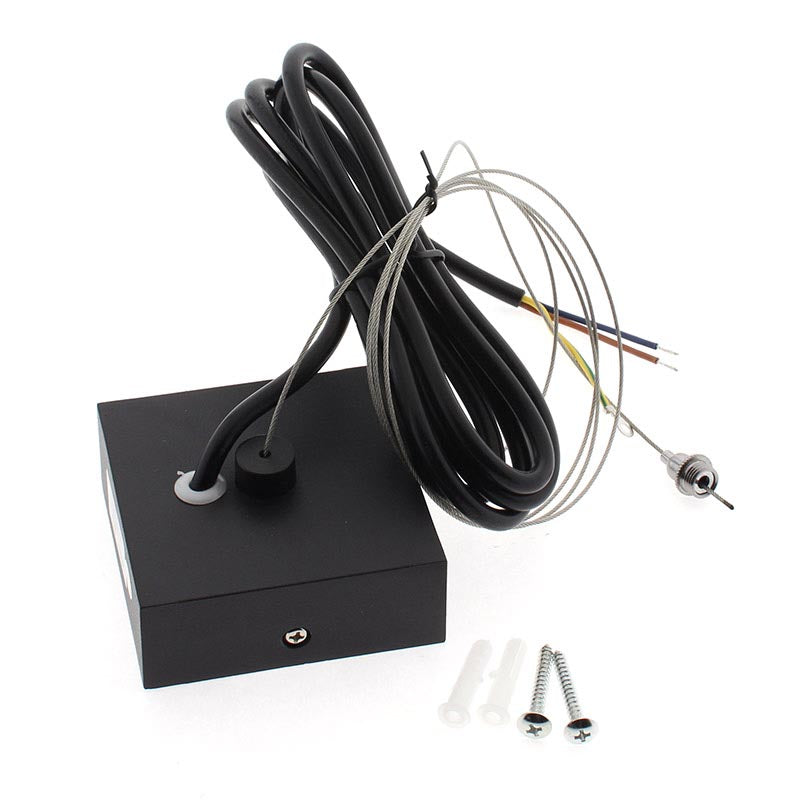 Kit de suspensión que incluye: Florón cuadrado negro de 80x80x30mm, cable redondo de 3 hilos de 0.75mm y 1.5m de longitud. Cable de acero de suspensión con pasador sujetables, clip de conexión rápida de cables y tornillos de sujección.