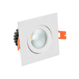 Aplique cuadrado para alojar bombilla GU10 o PAR16 de Ø50mm de diámetro. De diseño moderno y lacado en color blanco mate. Aro embellecedor cuadrado basculante para bombillas led dicroicas