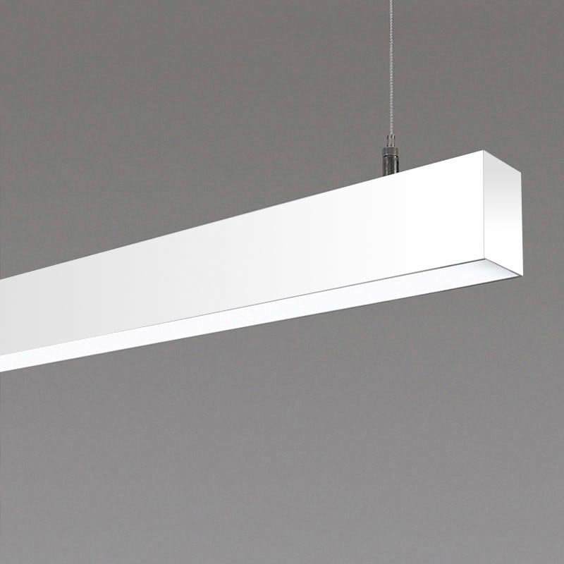Luminaria de suspensión lineal lacado en color blanco y con una longitud de 2 metros que ofrece una iluminación general a través del difusor de policarbonato opal que crea un ambiente perfecto para cualquier estancia. Regulación de intensidad 0-10V.