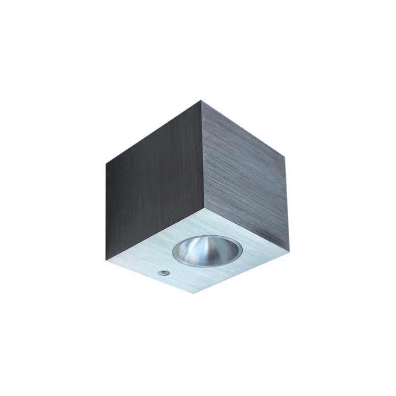 Aplique LED de pared de aluminio cepillado de alta calidad y diseño exclusivo. Puede instalarse para iluminar hacia arriba o hacia abajo. Alto rendimiento y potencia con el mínimo consumo de energía. Ideal para instalar en pasillos, entradas, porches o zonas de paso