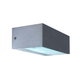 Aplique LED de diseño horizontal y minimalista para instalar en paredes. Acabado en aluminio cepillado de alta calidad, con difusor de cristal templado. Ideal para combinar diferentes tipos de iluminación en estancias, pasillos, baños, entradas o recibidores o zonas de paso