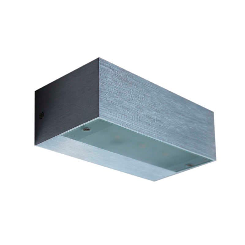 Aplique LED de diseño horizontal y minimalista para instalar en paredes. Acabado en aluminio cepillado de alta calidad, con difusor de cristal templado. Ideal para combinar diferentes tipos de iluminación en estancias, pasillos, baños, entradas o recibidores o zonas de paso