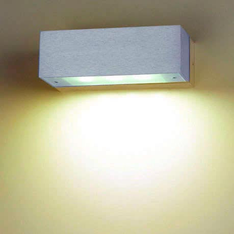Aplique LED de diseño horizontal y minimalista para instalar en paredes. Acabado en aluminio cepillado de alta calidad, con difusor de cristal templado. Ideal para combinar diferentes tipos de iluminación en estancias, pasillos, baños, entradas o recibidores o zonas de paso