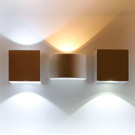 Aplique LED de pared de aluminio cepillado de alta calidad y diseño exclusivo. Puede instalarse para iluminar hacia arriba o hacia abajo. Alto rendimiento y potencia con el mínimo consumo de energía. Ideal para instalar en pasillos, entradas, porches o zonas de paso.