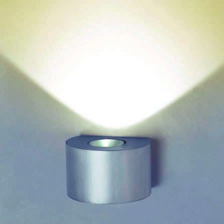 Aplique LED de pared de aluminio cepillado de alta calidad y diseño exclusivo. Puede instalarse para iluminar hacia arriba o hacia abajo. Alto rendimiento y potencia con el mínimo consumo de energía. Ideal para instalar en pasillos, entradas, porches o zonas de paso.