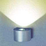Aplique LED de pared de aluminio cepillado de alta calidad y diseño exclusivo. Puede instalarse para iluminar hacia arriba o hacia abajo. Alto rendimiento y potencia con el mínimo consumo de energía. Ideal para instalar en pasillos, entradas, porches o zonas de paso.