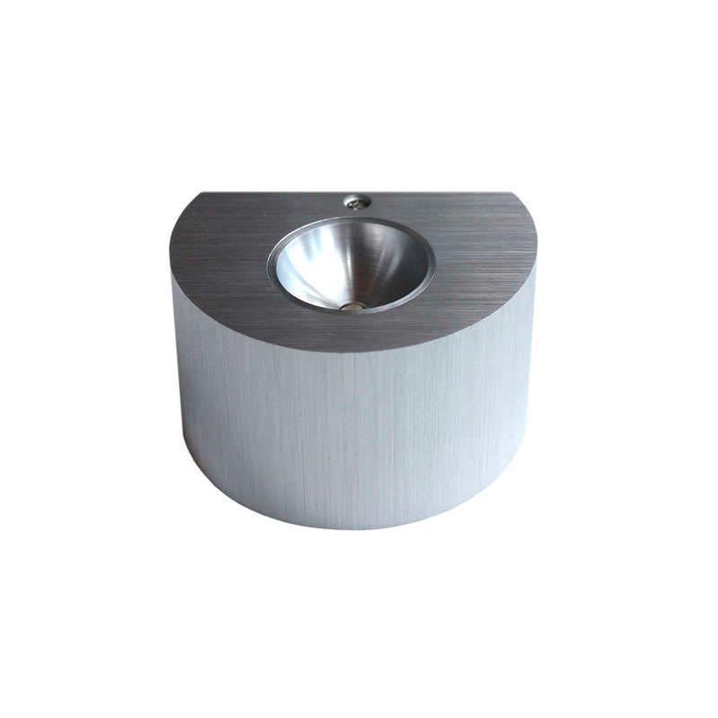 Aplique LED de pared de aluminio cepillado de alta calidad y diseño exclusivo. Puede instalarse para iluminar hacia arriba o hacia abajo. Alto rendimiento y potencia con el mínimo consumo de energía. Ideal para instalar en pasillos, entradas, porches o zonas de paso.