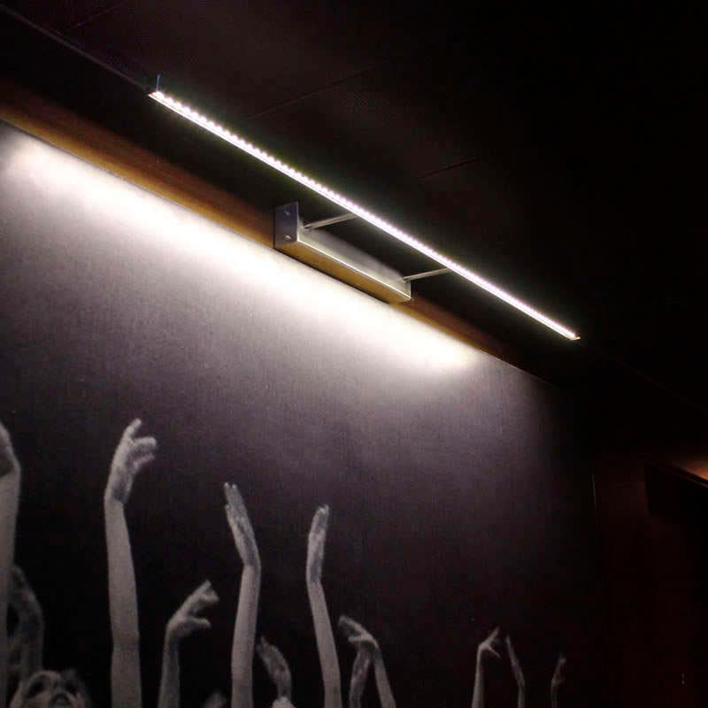 Luminaria led minimalista de acero inoxidable para la iluminación de cuadros. Emite una cortina de luz fría sin emisión de calor y gran eficiencia. Ideal para combinar diferentes tipos de iluminación en estancias, pasillos, baños, entradas o recibidores.