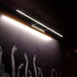 Luminaria led minimalista de acero inoxidable para la iluminación de cuadros. Emite una cortina de luz fría sin emisión de calor y gran eficiencia. Ideal para combinar diferentes tipos de iluminación en estancias, pasillos, baños, entradas o recibidores.