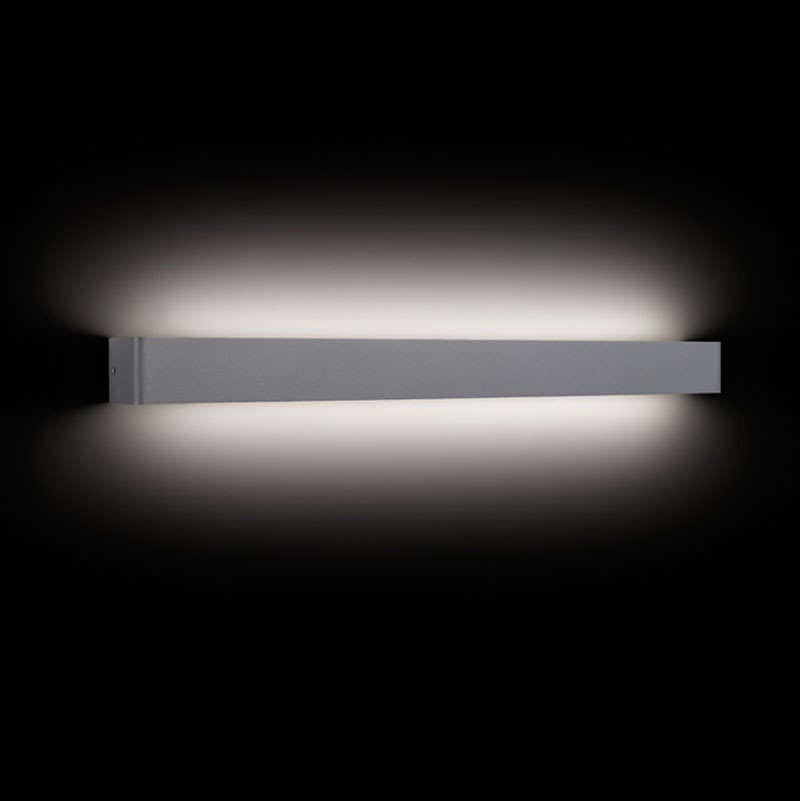 Elegante aplique LED de pared en color plata de diseño minimalista. Permite generar un tipo de luz difusa y homogénea a la vez, son elementos funcionales y decorativos. Los apliques de pared Led suelen ser luminarias que complementan a la iluminación principal siendo un elemento importante en la decoración de los más variados ambientes.