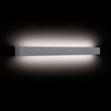 Elegante aplique LED de pared en color plata de diseño minimalista. Permite generar un tipo de luz difusa y homogénea a la vez, son elementos funcionales y decorativos. Los apliques de pared Led suelen ser luminarias que complementan a la iluminación principal siendo un elemento importante en la decoración de los más variados ambientes.