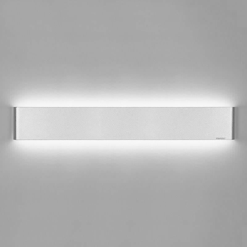 Elegante aplique LED de pared en color plata de diseño minimalista. Permite generar un tipo de luz difusa y homogénea a la vez, son elementos funcionales y decorativos. Los apliques de pared Led suelen ser luminarias que complementan a la iluminación principal siendo un elemento importante en la decoración de los más variados ambientes.