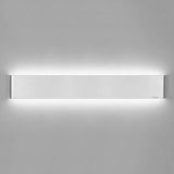 Elegante aplique LED de pared en color plata de diseño minimalista. Permite generar un tipo de luz difusa y homogénea a la vez, son elementos funcionales y decorativos. Los apliques de pared Led suelen ser luminarias que complementan a la iluminación principal siendo un elemento importante en la decoración de los más variados ambientes.