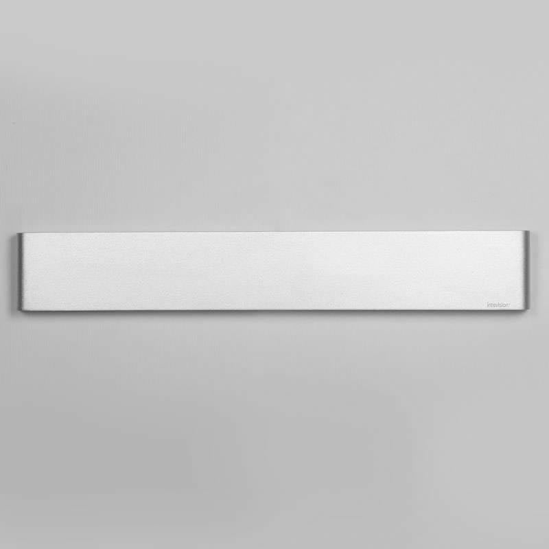 Elegante aplique LED de pared en color plata de diseño minimalista. Permite generar un tipo de luz difusa y homogénea a la vez, son elementos funcionales y decorativos. Los apliques de pared Led suelen ser luminarias que complementan a la iluminación principal siendo un elemento importante en la decoración de los más variados ambientes.