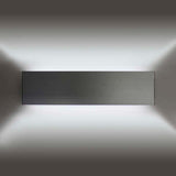 Aplique LED de pared funcional y decorativo de diseño moderno y minimalista en color plata. Permite generar un tipo de luz difusa y homogénea. Los apliques de pared Led suelen ser luminarias que complementan a la iluminación principal siendo un elemento importante en la decoración de los más variados ambientes.  Incluye mando a distancia RF para apagar/encender, controlar la intensidad, color y efectos de la luz.