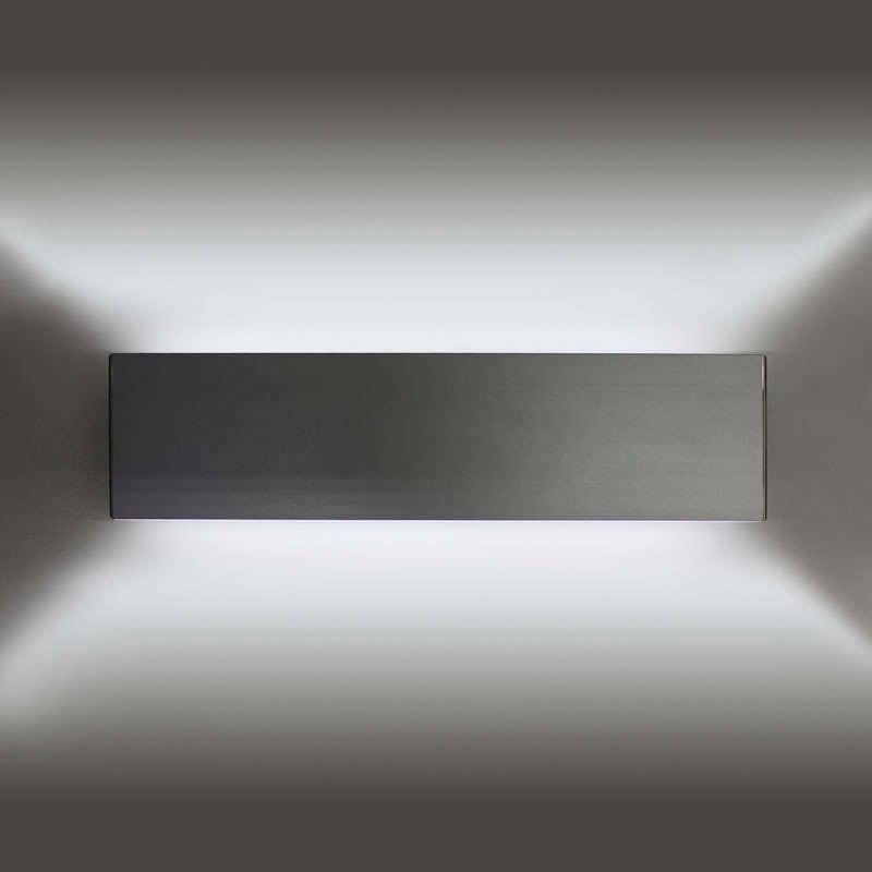 Aplique LED de pared funcional y decorativo de diseño moderno y minimalista y color plata. Permite generar un tipo de luz difusa y homogénea. Los apliques de pared Led suelen ser luminarias que complementan a la iluminación principal siendo un elemento importante en la decoración de los más variados ambientes.