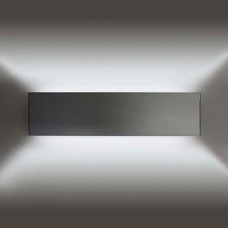 Aplique LED de pared funcional y decorativo de diseño moderno y minimalista y color plata. Permite generar un tipo de luz difusa y homogénea. Los apliques de pared Led suelen ser luminarias que complementan a la iluminación principal siendo un elemento importante en la decoración de los más variados ambientes.