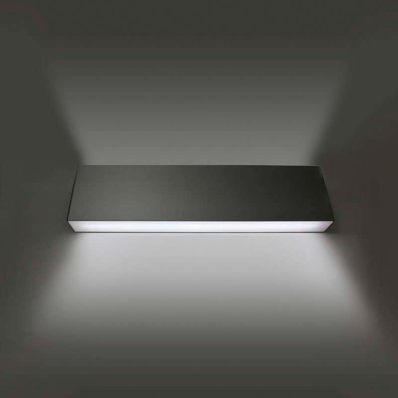 Aplique LED de pared funcional y decorativo de diseño moderno y minimalista en color plata. Permite generar un tipo de luz difusa y homogénea. Los apliques de pared Led suelen ser luminarias que complementan a la iluminación principal siendo un elemento importante en la decoración de los más variados ambientes.  Incluye mando a distancia RF para apagar/encender, controlar la intensidad, color y efectos de la luz.