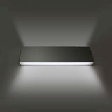 Aplique LED de pared funcional y decorativo de diseño moderno y minimalista y color plata. Permite generar un tipo de luz difusa y homogénea. Los apliques de pared Led suelen ser luminarias que complementan a la iluminación principal siendo un elemento importante en la decoración de los más variados ambientes.