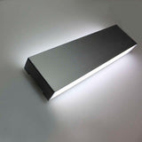 Aplique LED de pared funcional y decorativo de diseño moderno y minimalista y color plata. Permite generar un tipo de luz difusa y homogénea. Los apliques de pared Led suelen ser luminarias que complementan a la iluminación principal siendo un elemento importante en la decoración de los más variados ambientes.