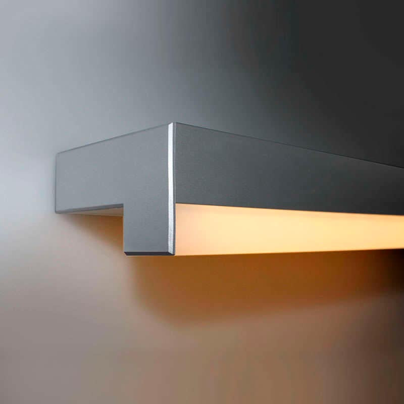Aplique LED de pared funcional y decorativo de diseño moderno y minimalista. Permite generar un tipo de luz difusa y homogénea. Los apliques de pared Led suelen ser luminarias que complementan a la iluminación principal siendo un elemento importante en la decoración de los más variados ambientes.