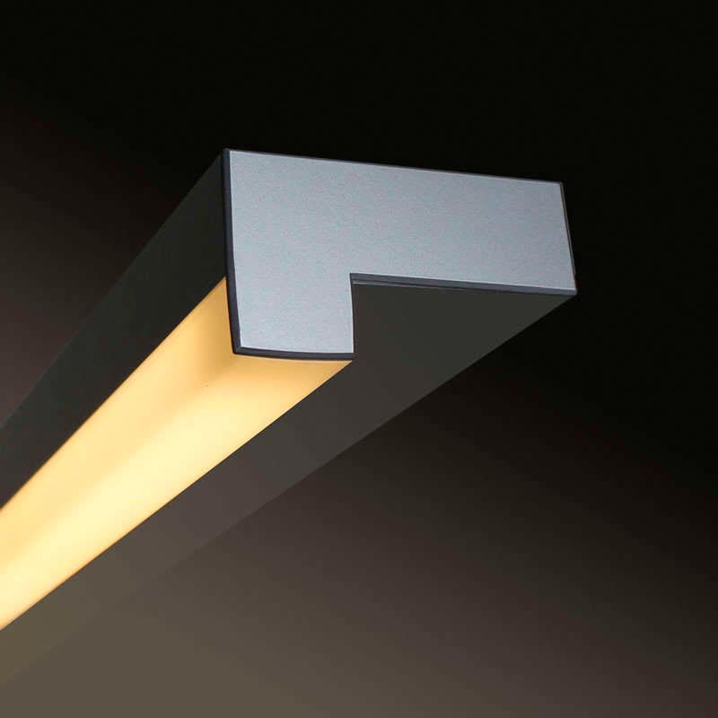 Aplique LED de pared funcional y decorativo de diseño moderno y minimalista. Permite generar un tipo de luz difusa y homogénea. Los apliques de pared Led suelen ser luminarias que complementan a la iluminación principal siendo un elemento importante en la decoración de los más variados ambientes.