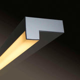 Aplique LED de pared funcional y decorativo de diseño moderno y minimalista. Permite generar un tipo de luz difusa y homogénea. Los apliques de pared Led suelen ser luminarias que complementan a la iluminación principal siendo un elemento importante en la decoración de los más variados ambientes.