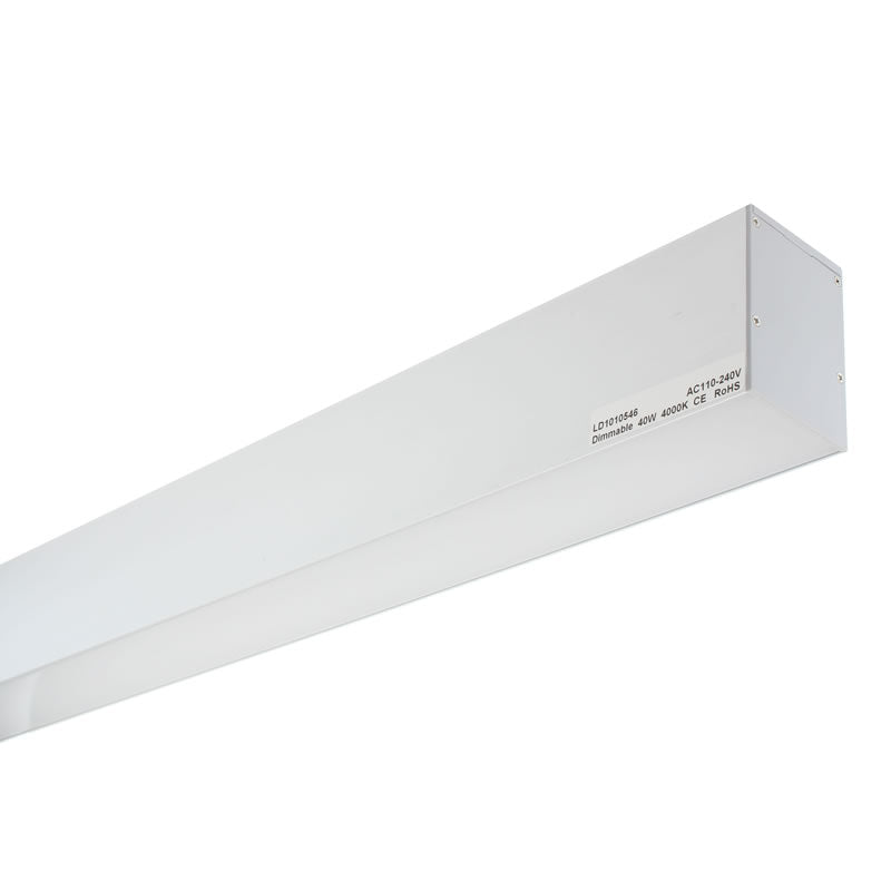 Luminaria de suspensión lineal de aluminio anodizado en color silver y con una longitud de 2 metros que ofrece una iluminación general a través del difusor de policarbonato opal que crea un ambiente perfecto para cualquier estancia. Regulación de intensidad DALI.