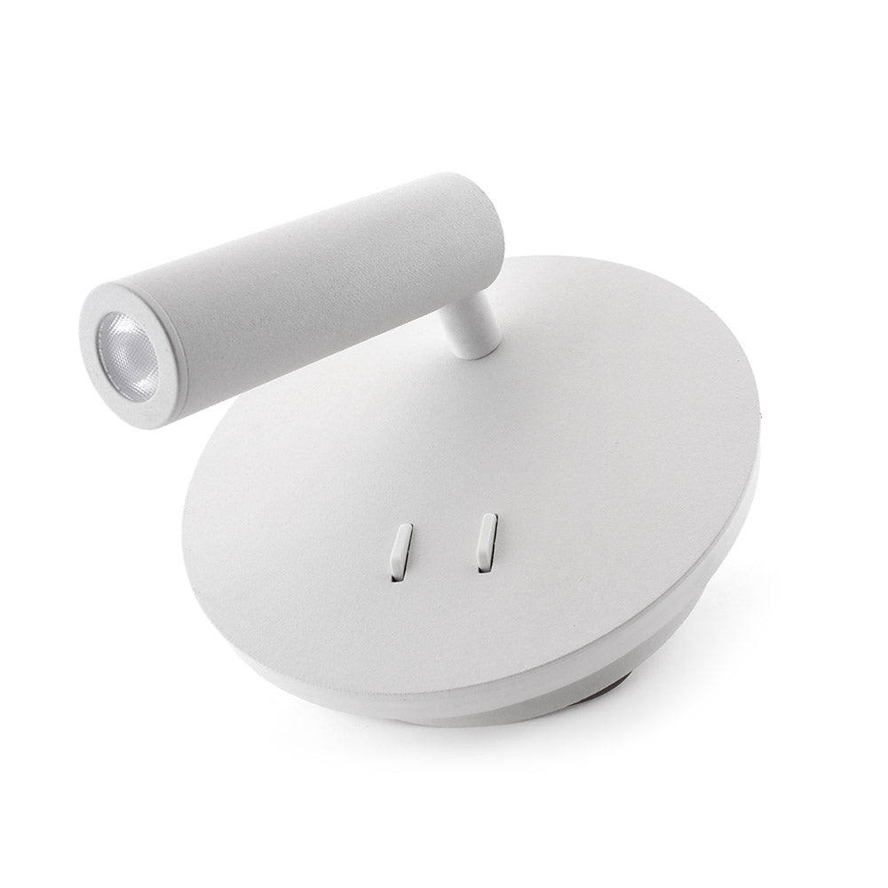 Luminaria LED realizada en aluminio de gran calidad y lacado en color blanco con iluminación de lectura y ambiental. Emite un haz de luz dirigida en cualquier dirección y un haz de luz perimetral para dar iluminación ambiental sin emisión de calor y gran eficiencia. Se puede instalar junto a la cama o sobre ella y sustituir así a una lámpara de mesa de noche. La lámpara se enciende y apaga mediante un interruptor incorporado en el soporte de pared.