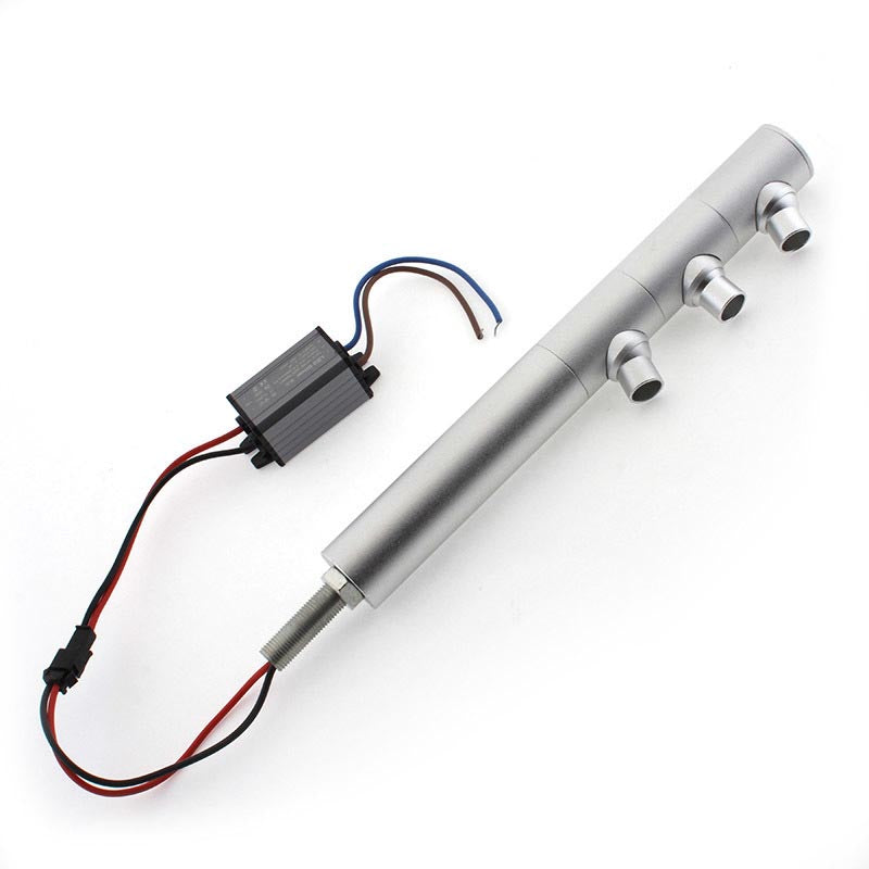 Luminaria de gran calidad que incorpora chip led CREE COB y driver led incluido. Sus tres mini focos pueden ser orientados en cualquier posición para la iluminación de los objetos de la exposición. Driver incluido