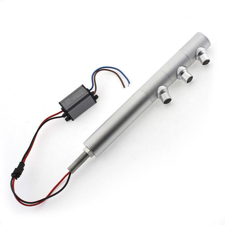 Luminaria de gran calidad que incorpora chip led CREE COB y driver led incluido. Sus tres mini focos pueden ser orientados en cualquier posición para la iluminación de los objetos de la exposición. Driver incluido