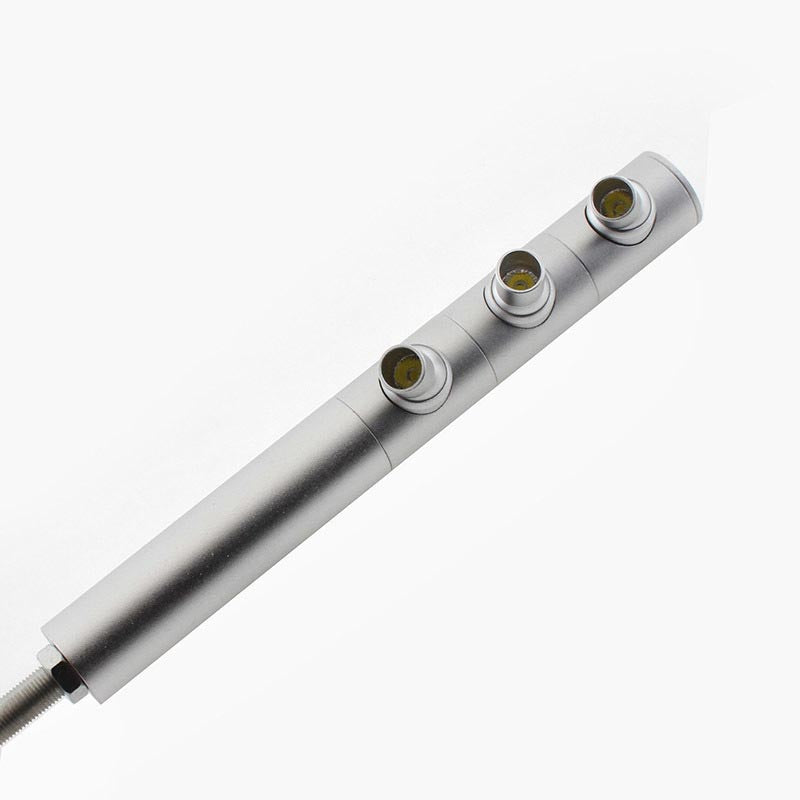 Luminaria de gran calidad que incorpora chip led CREE COB y driver led incluido. Sus tres mini focos pueden ser orientados en cualquier posición para la iluminación de los objetos de la exposición. Driver incluido