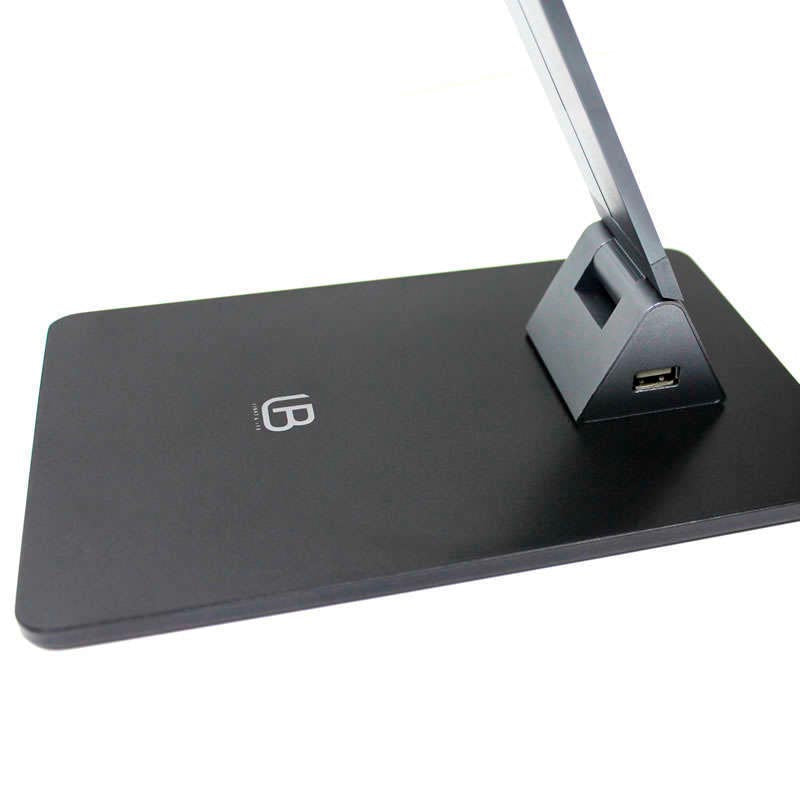 Lámpara de escritorio, flexo Led, de grandes dimensiones con dos brazos articulados y luminaria led de LG de alta potencia, conector USB para carga de dispositivos integrado en la base. Con un diseño estilizado, moderno y funcional, realizado con materiales de la más alta calidad en acero y aluminio. su brazo flexible permite dirigir su haz de luz en cualquier dirección.
