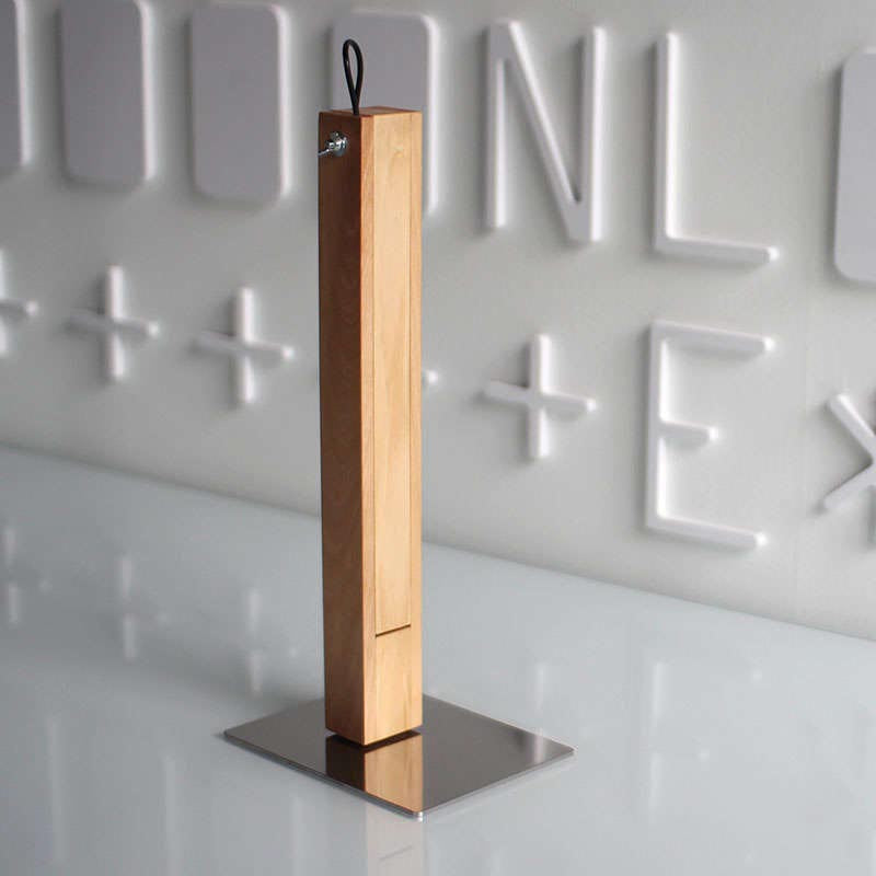 La lámpara de mesa CARFI en una Lámpara Led de Mesa fabricada en madera de aliso y luminaria led con sensor táctil y regulador de intensidad. Con una altura de 40cm y totalmente orientable en cualquier posición.