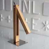 La lámpara de mesa CARFI en una Lámpara Led de Mesa fabricada en madera de aliso y luminaria led con sensor táctil y regulador de intensidad. Con una altura de 40cm y totalmente orientable en cualquier posición.