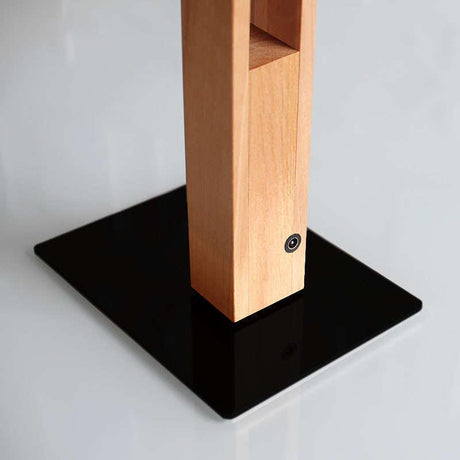 La lámpara de pie CARFI está fabricada en madera de aliso y luminaria led con sensor táctil y regulador de intensidad. Con una altura de 130cm y totalmente orientable en cualquier posición.