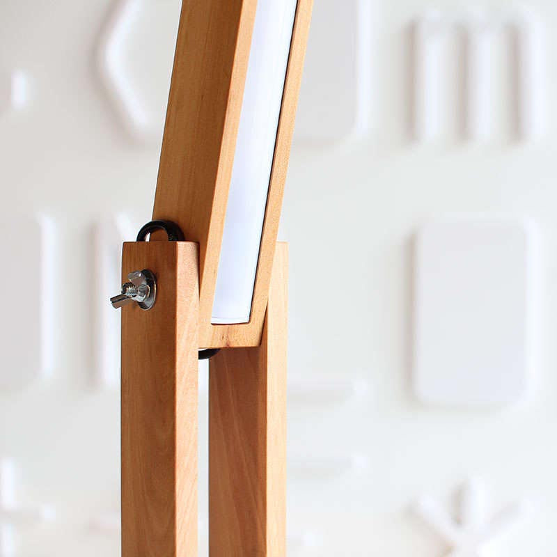 La lámpara de pie CARFI está fabricada en madera de aliso y luminaria led con sensor táctil y regulador de intensidad. Con una altura de 130cm y totalmente orientable en cualquier posición.