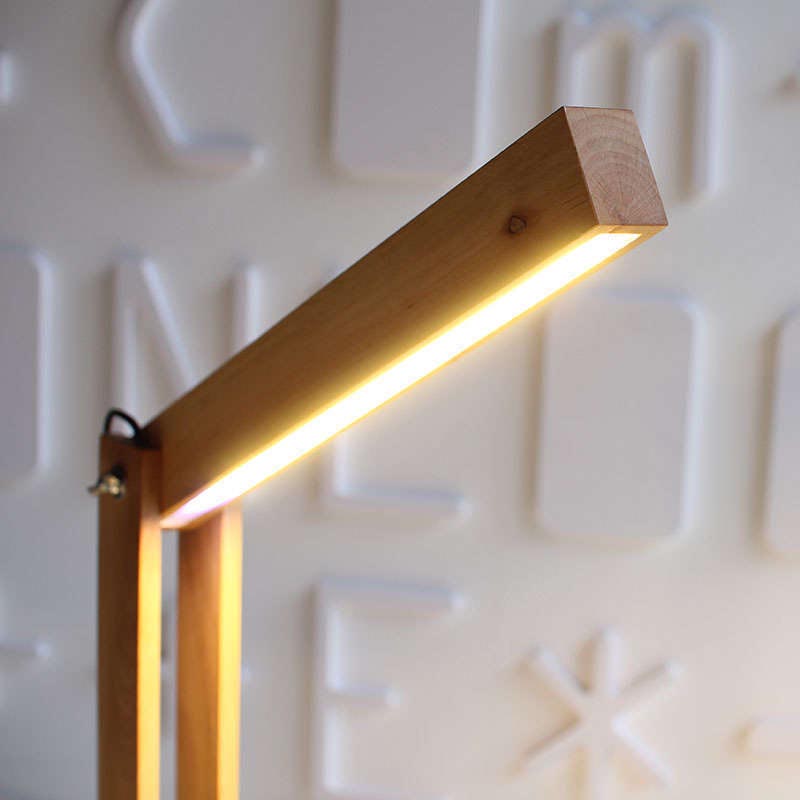 La lámpara de pie CARFI está fabricada en madera de aliso y luminaria led con sensor táctil y regulador de intensidad. Con una altura de 130cm y totalmente orientable en cualquier posición.
