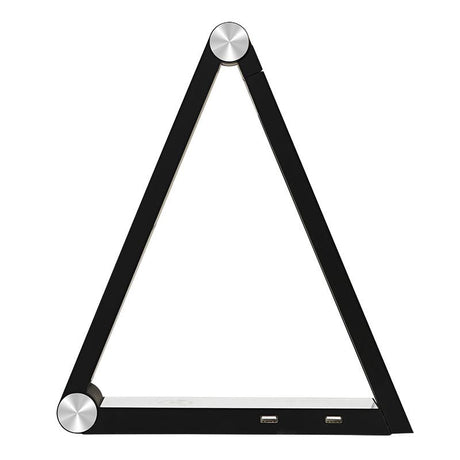 Lámpara de escritorio de diseño exclusivo. Incorpora botonera táctil con selector de intensidad y color de luz. Cargador inalámbrico TI de última generación y conectores USB para la carga de tus dispositivos móviles. Chip Led LG de altas prestaciones. Realizado con materiales de alta calidad, su brazo articulado permite dirigir su haz de luz en cualquier dirección.
