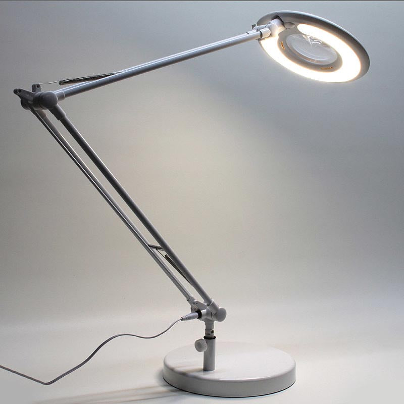 Lámpara led de estudio con brazo articulado que permite dirigir su haz de luz en cualquier dirección. Control táctil con selector de intensidad. Con un diseño clásico y funcional. Realizado con materiales de alta calidad.  