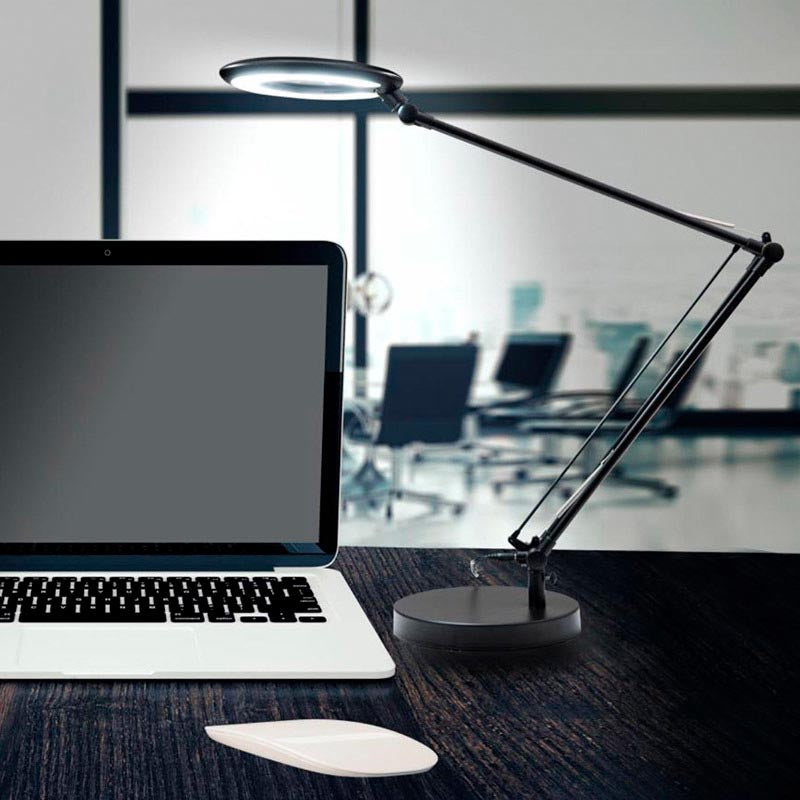 Lámpara led de estudio con brazo articulado que permite dirigir su haz de luz en cualquier dirección. Control táctil con selector de intensidad. Con un diseño clásico y funcional. Realizado con materiales de alta calidad. Incorpora lupa para poder utilizarlo en trabajos de precisión.