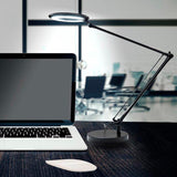 Lámpara led de estudio con brazo articulado que permite dirigir su haz de luz en cualquier dirección. Control táctil con selector de intensidad. Con un diseño clásico y funcional. Realizado con materiales de alta calidad. Incorpora lupa para poder utilizarlo en trabajos de precisión.
