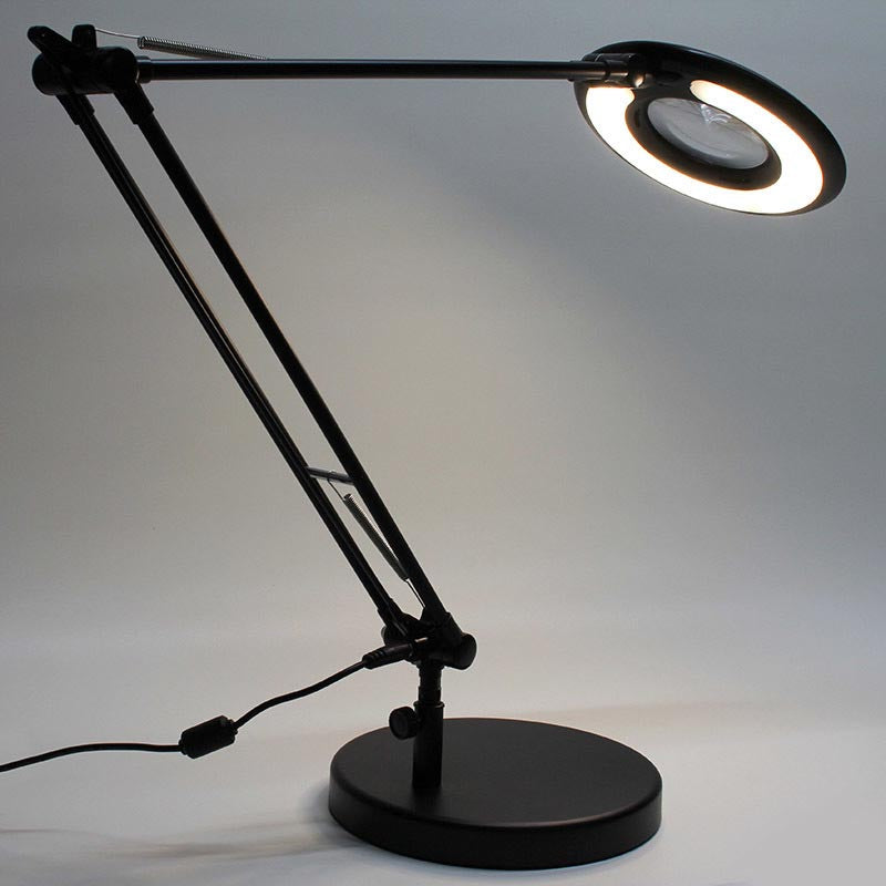 Lámpara led de estudio con brazo articulado que permite dirigir su haz de luz en cualquier dirección. Control táctil con selector de intensidad. Con un diseño clásico y funcional. Realizado con materiales de alta calidad. Incorpora lupa para poder utilizarlo en trabajos de precisión.