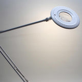 Lámpara led de pie con brazo articulado que permite dirigir su haz de luz en cualquier dirección. Control táctil con selector de intensidad. Con un diseño clásico y funcional. Realizado con materiales de alta calidad.  