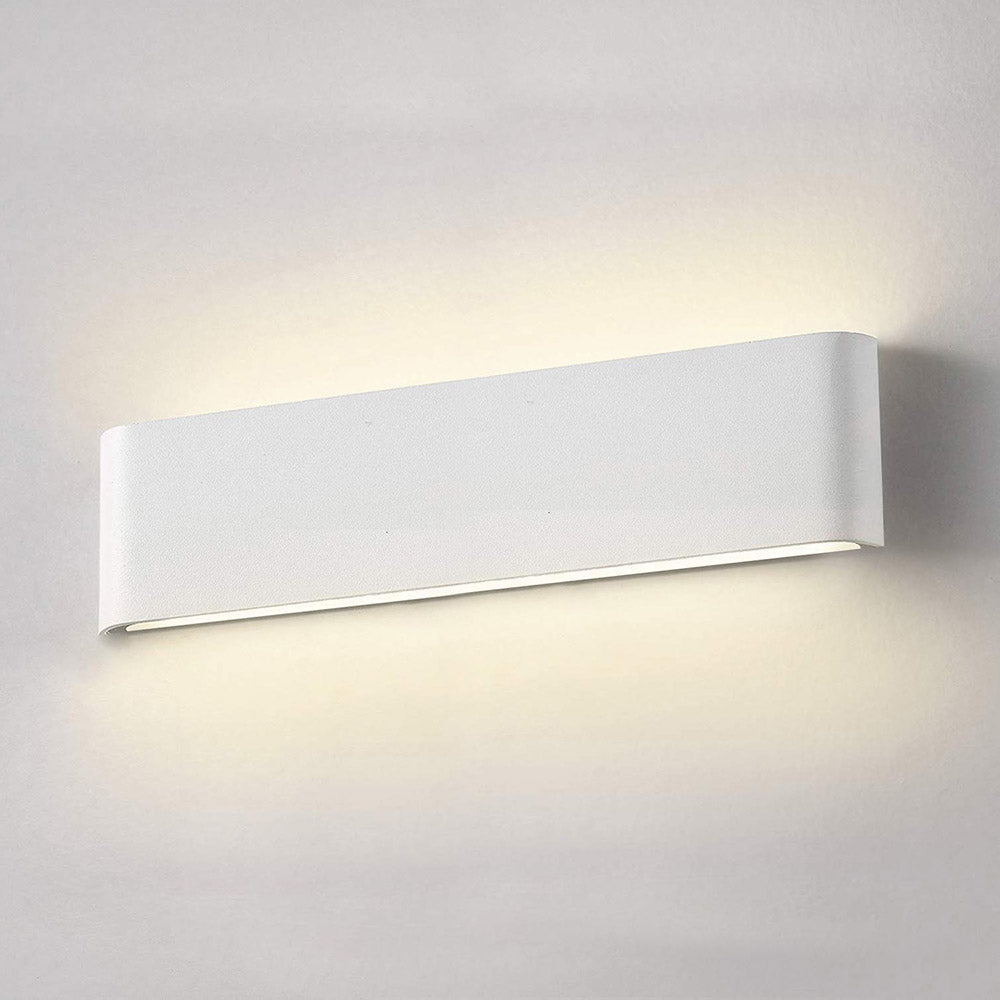 Elegante aplique LED de pared de diseño minimalista. Permite generar un tipo de luz difusa y homogénea a la vez. Son elementos funcionales y decorativos. Los apliques de pared Led suelen ser luminarias que complementan a la iluminación principal siendo un elemento importante en la decoración de los más variados ambientes.