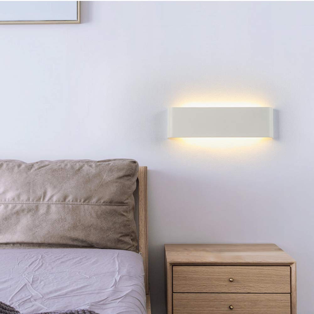 Elegante aplique LED de pared de diseño minimalista. Permite generar un tipo de luz difusa y homogénea a la vez. Son elementos funcionales y decorativos. Los apliques de pared Led suelen ser luminarias que complementan a la iluminación principal siendo un elemento importante en la decoración de los más variados ambientes.